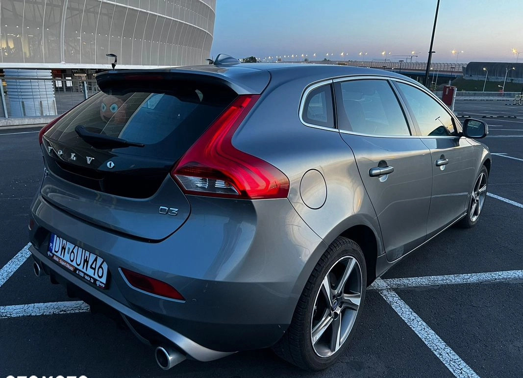 Volvo V40 cena 44900 przebieg: 211000, rok produkcji 2015 z Wrocław małe 67